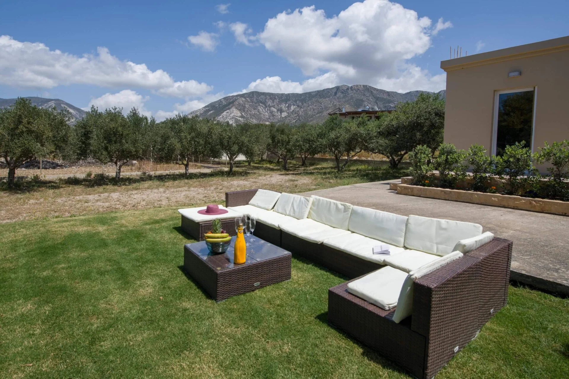 Villa Ciel garden lounge seating mountains